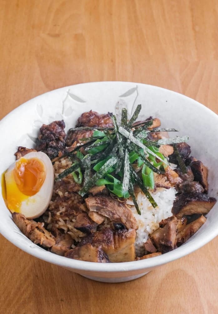 Donburi de chashucon arroz huevo semirresangre y tiras de nori en ryu ramen ramen en barcelona