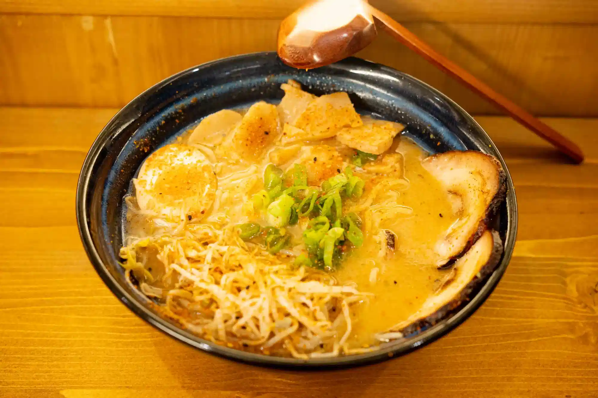 rico caldo de miso con chashu huevo maridado brotes de soja y cebolla tierna en Ryu Ramen García nuevo restaurante de ramen en Poblenou Barcelona