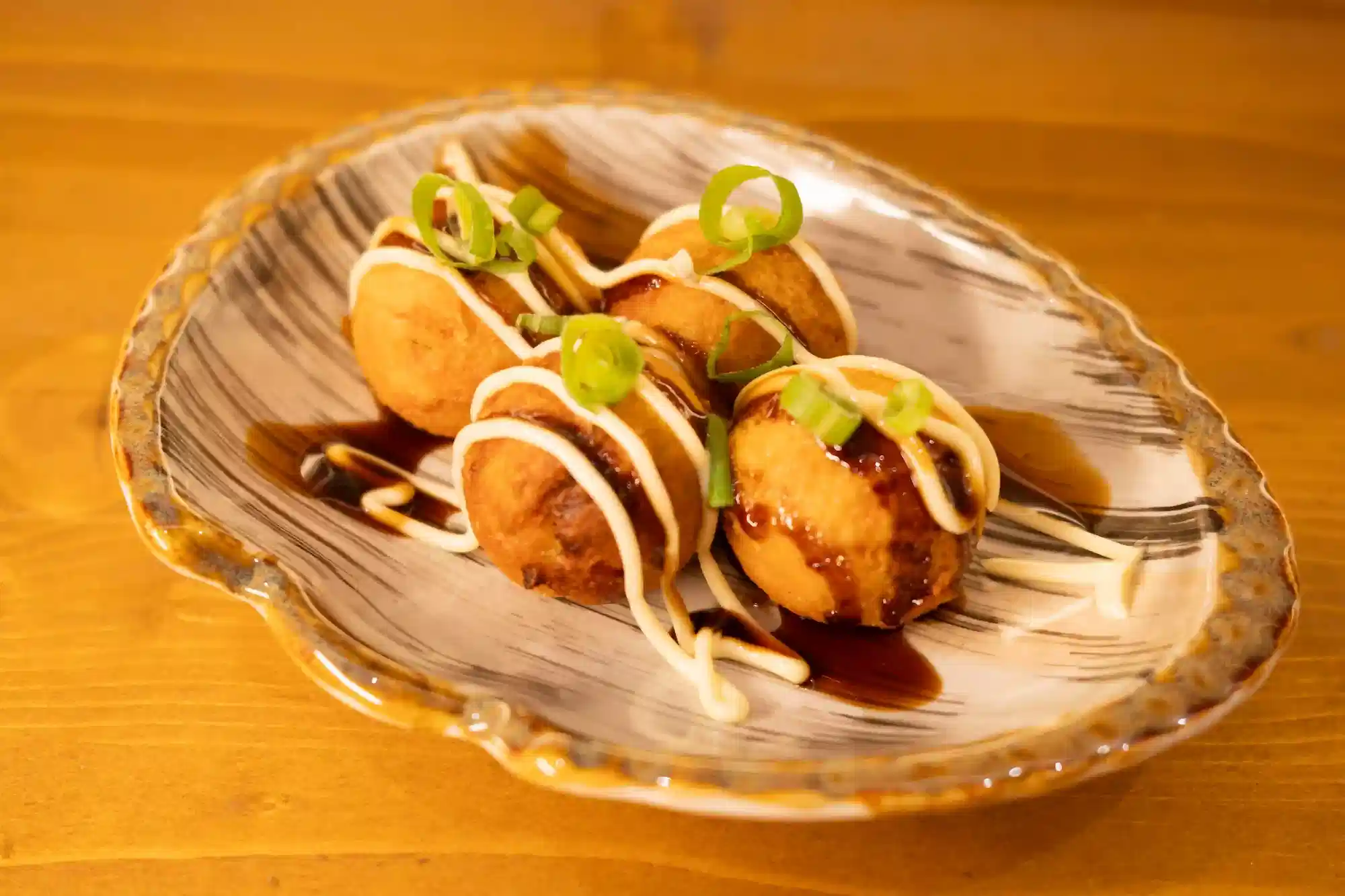 bolas japonesas de pulpo con mayonesa y salsa especial servidas en Ryu Ramen García nuevo restaurante de ramen en Poblenou Barcelona