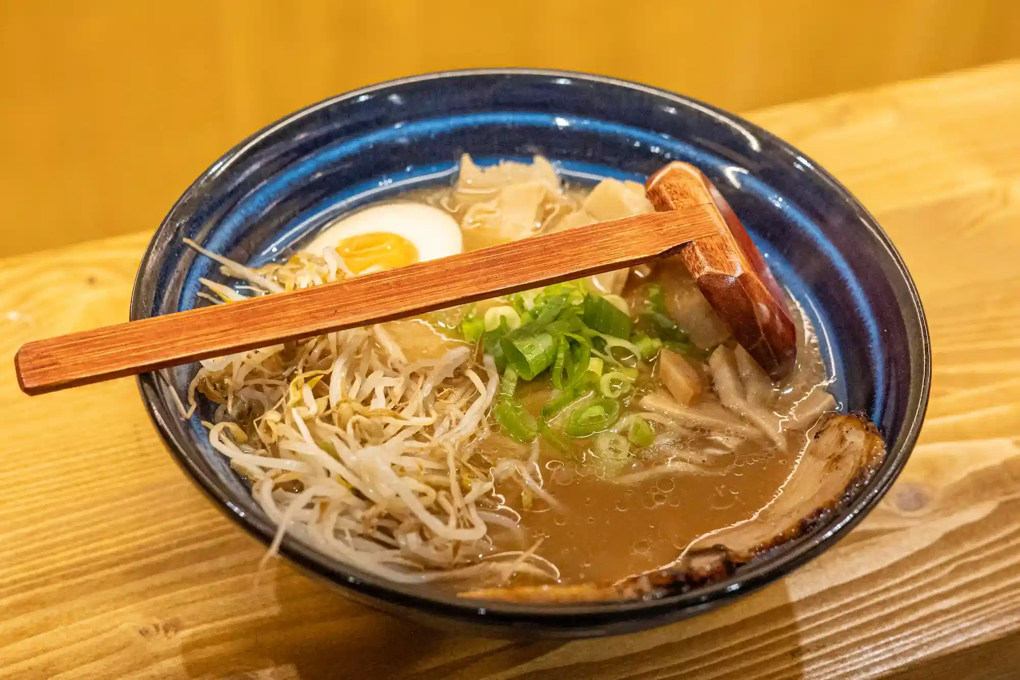 con brotes de soja y caldo suave en Ryu Ramen García restaurante japonés en Poblenou Barcelona