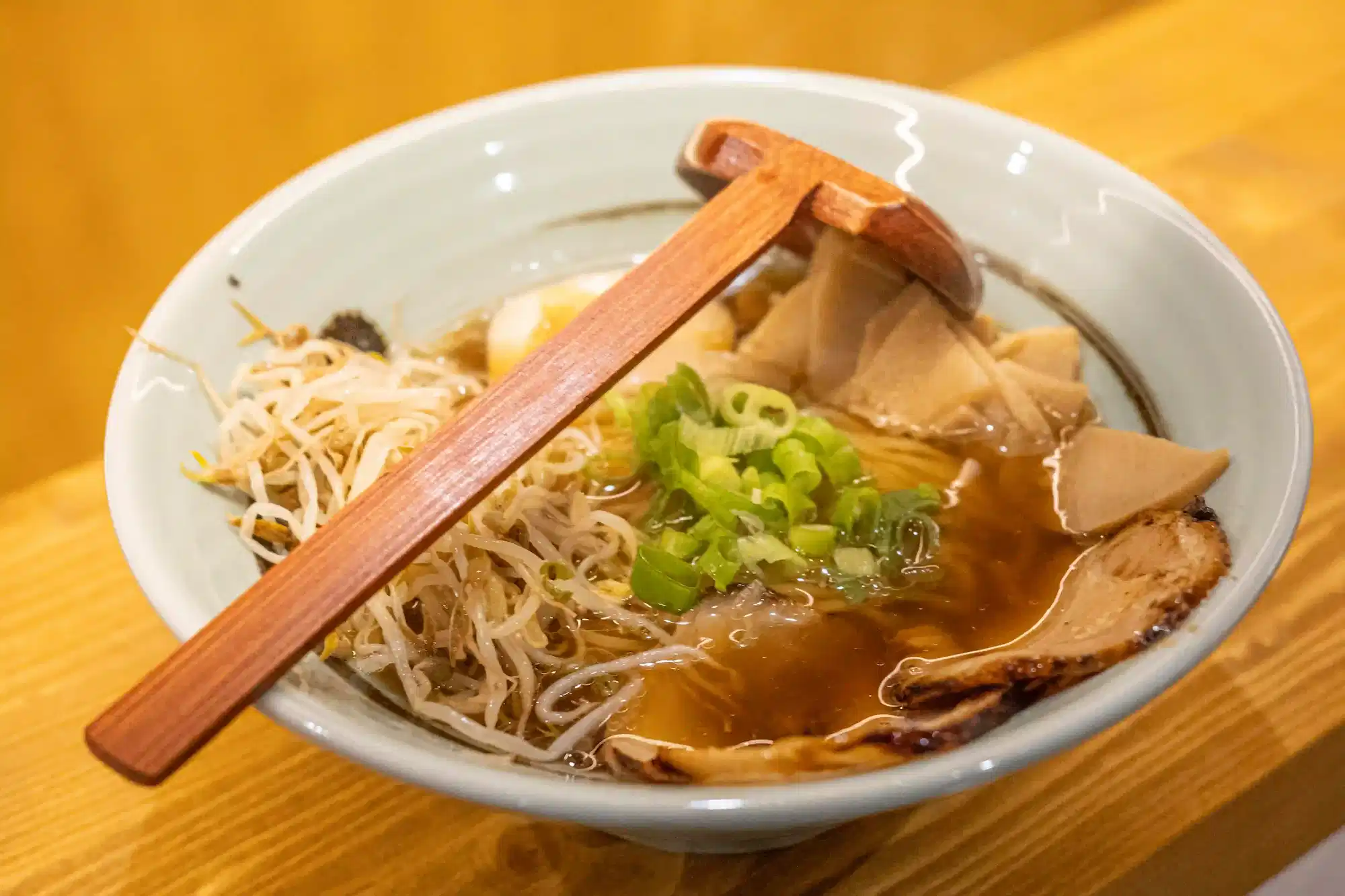 con huevo marinado y chashu en Ryu Ramen García nuevo restaurante de ramen en Poblenou Barcelona