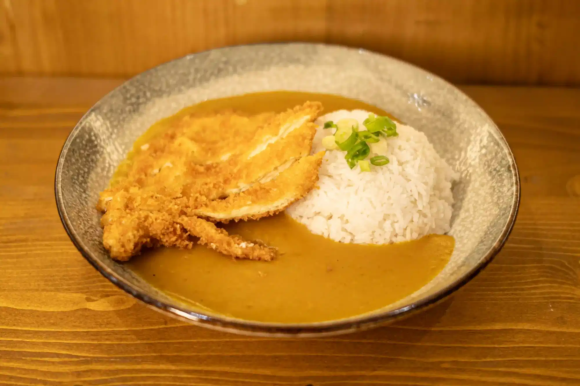 arroz con filete de pollo empanado y salsa curry japonesa especialidad de Ryu Ramen García nuevo restaurante de ramen en Poblenou Barcelona